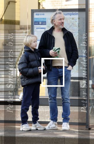 Amsterdam 20 januari 2026
Daan Schuurmans met zijn zoon op de tram aan het wachten . Daarna reden ze naar hun nieuwe huis .