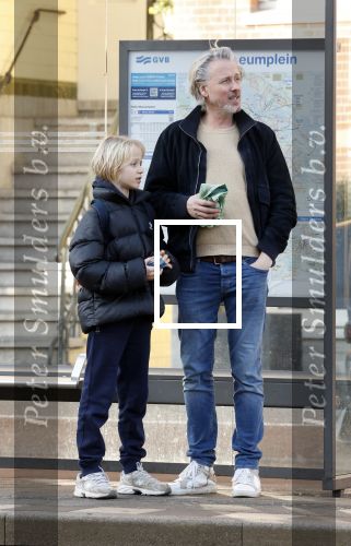 Amsterdam 20 januari 2026
Daan Schuurmans met zijn zoon op de tram aan het wachten . Daarna reden ze naar hun nieuwe huis .