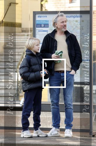 Amsterdam 20 januari 2026
Daan Schuurmans met zijn zoon op de tram aan het wachten . Daarna reden ze naar hun nieuwe huis .