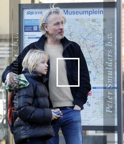 Amsterdam 20 januari 2026
Daan Schuurmans met zijn zoon op de tram aan het wachten . Daarna reden ze naar hun nieuwe huis .