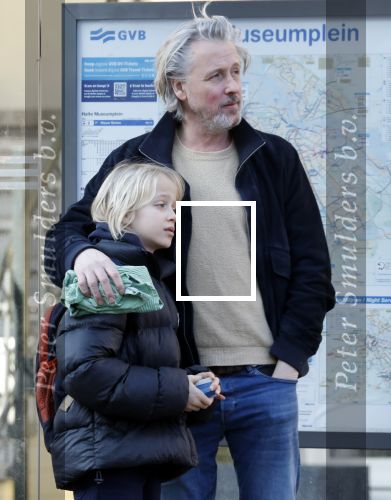 Amsterdam 20 januari 2026
Daan Schuurmans met zijn zoon op de tram aan het wachten . Daarna reden ze naar hun nieuwe huis .