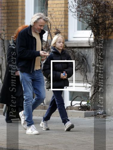 Amsterdam 20 januari 2026
Daan Schuurmans met zijn zoon op de tram aan het wachten . Daarna reden ze naar hun nieuwe huis .