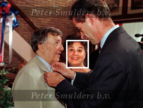 Weert, 1 juli 1998
Johnny en zijn dochter Jacquemine samen 100 in het bedrijf.
Johnny 60 en zijn dochter 40 jaar worden door de voorzitter van de Kamer van Koophandel onderscheiden met de zilveren en gouden medaille.
Foto bestemd voor pag. 2 Vuurwerk.