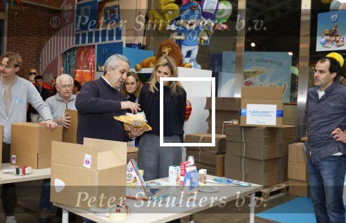 Rotterdam 15 januari 2026
Koningin Maxima bezoekt stichting jarige Job en pakt samen met de andere vrijwilligers de miljoenste doos / box in .