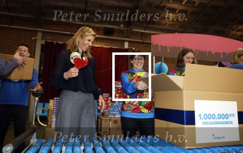 Rotterdam 15 januari 2026
Koningin Maxima bezoekt stichting jarige Job en pakt samen met de andere vrijwilligers de miljoenste doos / box in .
