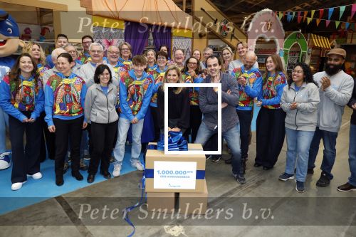 Rotterdam 15 januari 2026
Koningin Maxima bezoekt stichting jarige Job en pakt samen met de andere vrijwilligers de miljoenste doos / box in .