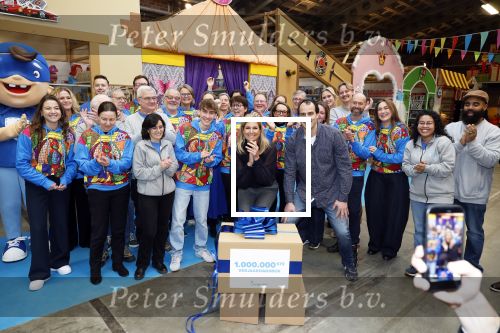 Rotterdam 15 januari 2026
Koningin Maxima bezoekt stichting jarige Job en pakt samen met de andere vrijwilligers de miljoenste doos / box in .