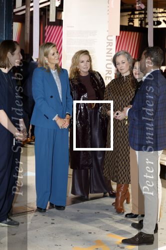 Eindhoven 26 oktober 2023
Koningin Maxima op bezok bij de dutch design week in Eindhoven . Maxima had haar goede vriendin Mariska Dietz mee genomen . Mariska Heeft paleis huis Den Bosch ingericht .