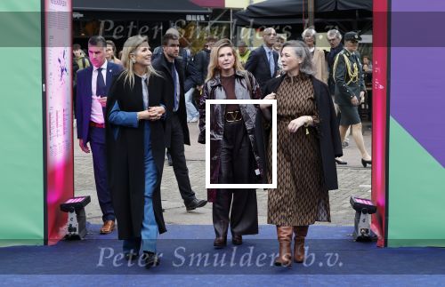 Eindhoven 26 oktober 2023
Koningin Maxima op bezok bij de dutch design week in Eindhoven . Maxima had haar goede vriendin Mariska Dietz mee genomen . Mariska Heeft paleis huis Den Bosch ingericht .