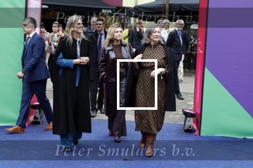 Eindhoven 26 oktober 2023
Koningin Maxima op bezok bij de dutch design week in Eindhoven . Maxima had haar goede vriendin Mariska Dietz mee genomen . Mariska Heeft paleis huis Den Bosch ingericht .
