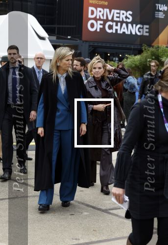 Eindhoven 26 oktober 2023
Koningin Maxima op bezok bij de dutch design week in Eindhoven . Maxima had haar goede vriendin Mariska Dietz mee genomen . Mariska Heeft paleis huis Den Bosch ingericht .