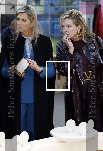 Eindhoven 26 oktober 2023
Koningin Maxima op bezok bij de dutch design week in Eindhoven . Maxima had haar goede vriendin Mariska Dietz mee genomen . Mariska Heeft paleis huis Den Bosch ingericht .
