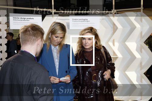 Eindhoven 26 oktober 2023
Koningin Maxima op bezok bij de dutch design week in Eindhoven . Maxima had haar goede vriendin Mariska Dietz mee genomen . Mariska Heeft paleis huis Den Bosch ingericht .