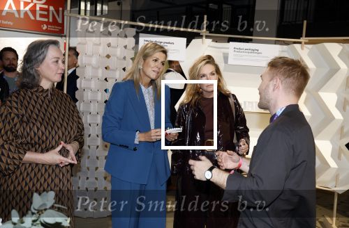 Eindhoven 26 oktober 2023
Koningin Maxima op bezok bij de dutch design week in Eindhoven . Maxima had haar goede vriendin Mariska Dietz mee genomen . Mariska Heeft paleis huis Den Bosch ingericht .