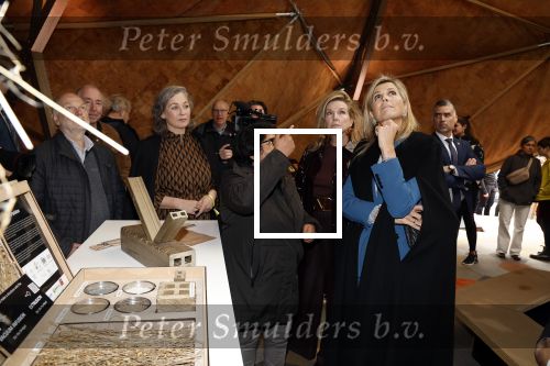 Eindhoven 26 oktober 2023
Koningin Maxima op bezok bij de dutch design week in Eindhoven . Maxima had haar goede vriendin Mariska Dietz mee genomen . Mariska Heeft paleis huis Den Bosch ingericht .