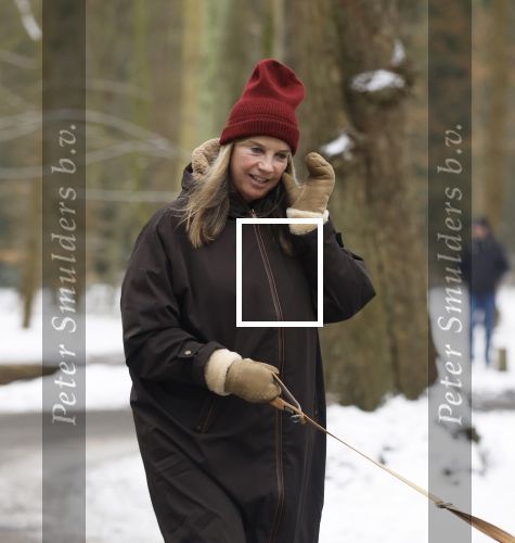 Huizen 11 januari 2026
Linda de Mol en haar partner Jeroen Rietbergen laten in een koud Huizen hun twee honden uit . Ze zijn beide warm aangekleed .
