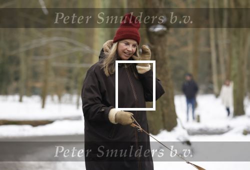 Huizen 11 januari 2026
Linda de Mol en haar partner Jeroen Rietbergen laten in een koud Huizen hun twee honden uit . Ze zijn beide warm aangekleed .