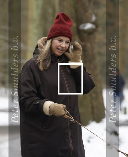 Huizen 11 januari 2026
Linda de Mol en haar partner Jeroen Rietbergen laten in een koud Huizen hun twee honden uit . Ze zijn beide warm aangekleed .