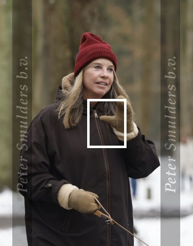 Huizen 11 januari 2026
Linda de Mol en haar partner Jeroen Rietbergen laten in een koud Huizen hun twee honden uit . Ze zijn beide warm aangekleed .