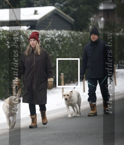 Huizen 11 januari 2026
Linda de Mol en haar partner Jeroen Rietbergen laten in een koud Huizen hun twee honden uit . Ze zijn beide warm aangekleed .