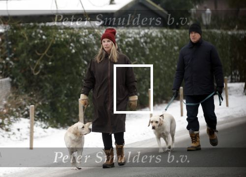 Huizen 11 januari 2026
Linda de Mol en haar partner Jeroen Rietbergen laten in een koud Huizen hun twee honden uit . Ze zijn beide warm aangekleed .