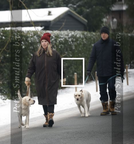 Huizen 11 januari 2026
Linda de Mol en haar partner Jeroen Rietbergen laten in een koud Huizen hun twee honden uit . Ze zijn beide warm aangekleed .