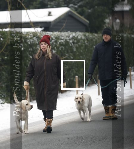 Huizen 11 januari 2026
Linda de Mol en haar partner Jeroen Rietbergen laten in een koud Huizen hun twee honden uit . Ze zijn beide warm aangekleed .