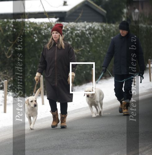 Huizen 11 januari 2026
Linda de Mol en haar partner Jeroen Rietbergen laten in een koud Huizen hun twee honden uit . Ze zijn beide warm aangekleed .