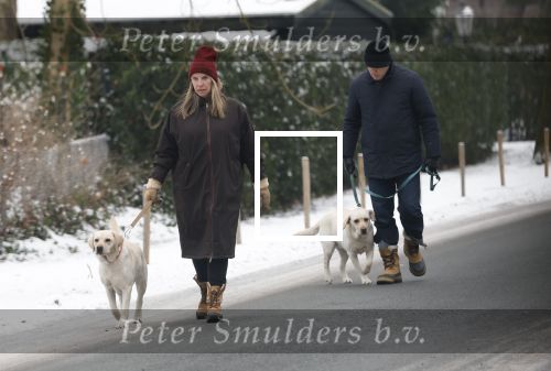 Huizen 11 januari 2026
Linda de Mol en haar partner Jeroen Rietbergen laten in een koud Huizen hun twee honden uit . Ze zijn beide warm aangekleed .