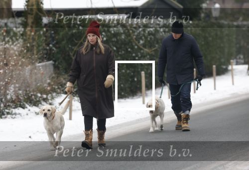 Huizen 11 januari 2026
Linda de Mol en haar partner Jeroen Rietbergen laten in een koud Huizen hun twee honden uit . Ze zijn beide warm aangekleed .