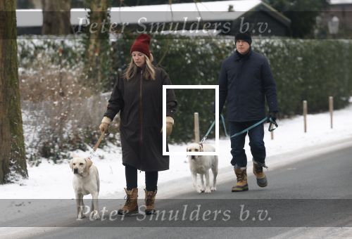 Huizen 11 januari 2026
Linda de Mol en haar partner Jeroen Rietbergen laten in een koud Huizen hun twee honden uit . Ze zijn beide warm aangekleed .