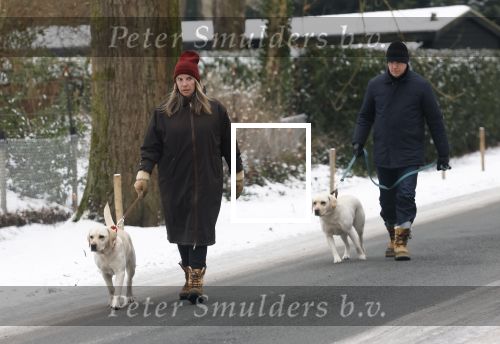 Huizen 11 januari 2026
Linda de Mol en haar partner Jeroen Rietbergen laten in een koud Huizen hun twee honden uit . Ze zijn beide warm aangekleed .