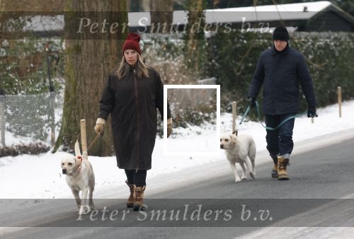 Huizen 11 januari 2026
Linda de Mol en haar partner Jeroen Rietbergen laten in een koud Huizen hun twee honden uit . Ze zijn beide warm aangekleed .