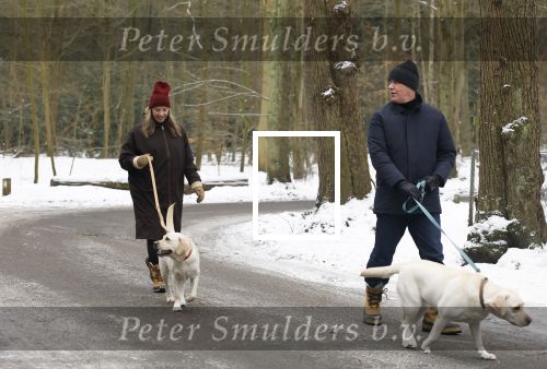 Huizen 11 januari 2026
Linda de Mol en haar partner Jeroen Rietbergen laten in een koud Huizen hun twee honden uit . Ze zijn beide warm aangekleed .