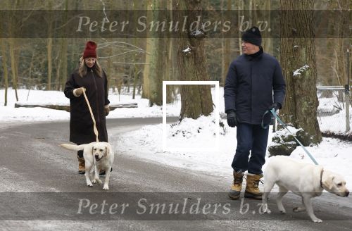 Huizen 11 januari 2026
Linda de Mol en haar partner Jeroen Rietbergen laten in een koud Huizen hun twee honden uit . Ze zijn beide warm aangekleed .