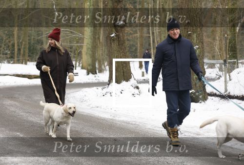 Huizen 11 januari 2026
Linda de Mol en haar partner Jeroen Rietbergen laten in een koud Huizen hun twee honden uit . Ze zijn beide warm aangekleed .