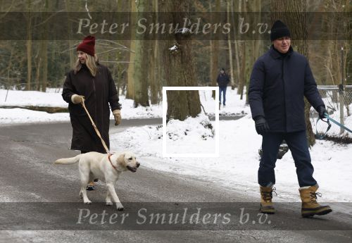 Huizen 11 januari 2026
Linda de Mol en haar partner Jeroen Rietbergen laten in een koud Huizen hun twee honden uit . Ze zijn beide warm aangekleed .