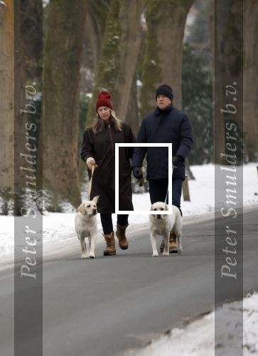 Huizen 11 januari 2026
Linda de Mol en haar partner Jeroen Rietbergen laten in een koud Huizen hun twee honden uit . Ze zijn beide warm aangekleed .