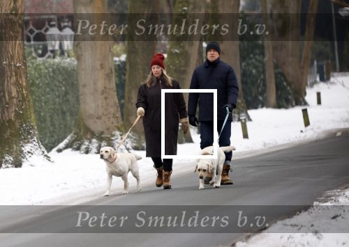Huizen 11 januari 2026
Linda de Mol en haar partner Jeroen Rietbergen laten in een koud Huizen hun twee honden uit . Ze zijn beide warm aangekleed .