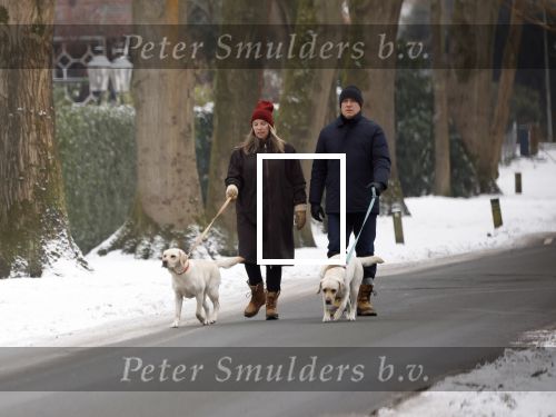 Huizen 11 januari 2026
Linda de Mol en haar partner Jeroen Rietbergen laten in een koud Huizen hun twee honden uit . Ze zijn beide warm aangekleed .