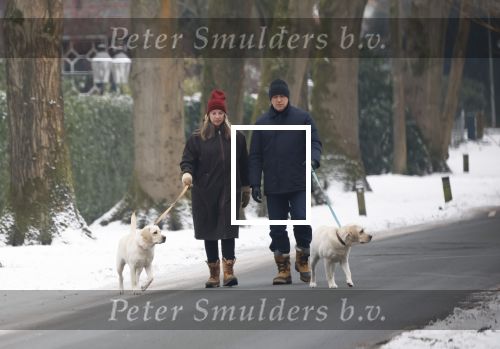 Huizen 11 januari 2026
Linda de Mol en haar partner Jeroen Rietbergen laten in een koud Huizen hun twee honden uit . Ze zijn beide warm aangekleed .