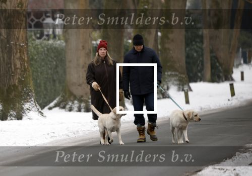Huizen 11 januari 2026
Linda de Mol en haar partner Jeroen Rietbergen laten in een koud Huizen hun twee honden uit . Ze zijn beide warm aangekleed .