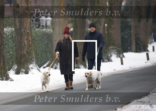 Huizen 11 januari 2026
Linda de Mol en haar partner Jeroen Rietbergen laten in een koud Huizen hun twee honden uit . Ze zijn beide warm aangekleed .