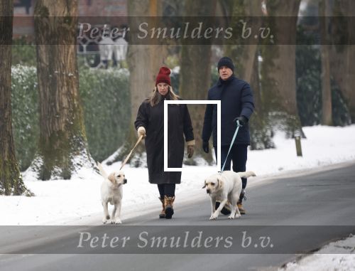 Huizen 11 januari 2026
Linda de Mol en haar partner Jeroen Rietbergen laten in een koud Huizen hun twee honden uit . Ze zijn beide warm aangekleed .
