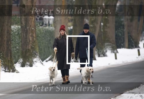 Huizen 11 januari 2026
Linda de Mol en haar partner Jeroen Rietbergen laten in een koud Huizen hun twee honden uit . Ze zijn beide warm aangekleed .