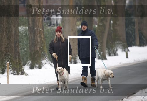 Huizen 11 januari 2026
Linda de Mol en haar partner Jeroen Rietbergen laten in een koud Huizen hun twee honden uit . Ze zijn beide warm aangekleed .
