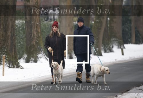 Huizen 11 januari 2026
Linda de Mol en haar partner Jeroen Rietbergen laten in een koud Huizen hun twee honden uit . Ze zijn beide warm aangekleed .