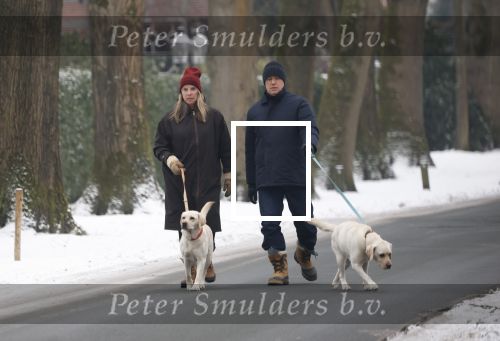 Huizen 11 januari 2026
Linda de Mol en haar partner Jeroen Rietbergen laten in een koud Huizen hun twee honden uit . Ze zijn beide warm aangekleed .