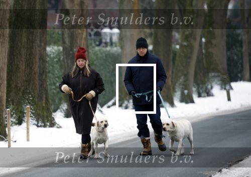 Huizen 11 januari 2026
Linda de Mol en haar partner Jeroen Rietbergen laten in een koud Huizen hun twee honden uit . Ze zijn beide warm aangekleed .