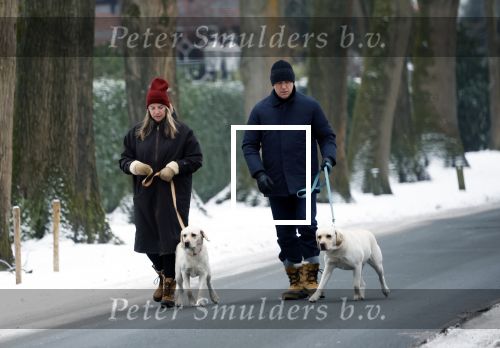 Huizen 11 januari 2026
Linda de Mol en haar partner Jeroen Rietbergen laten in een koud Huizen hun twee honden uit . Ze zijn beide warm aangekleed .